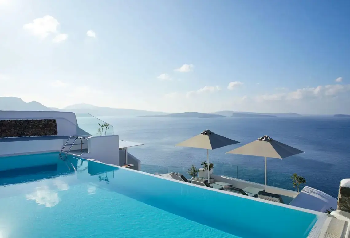 Basen w hotelu La Perla Villas and Suites