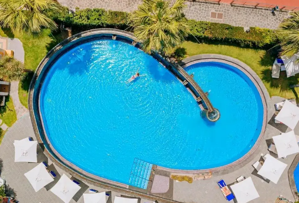 Basen w hotelu La Reginella