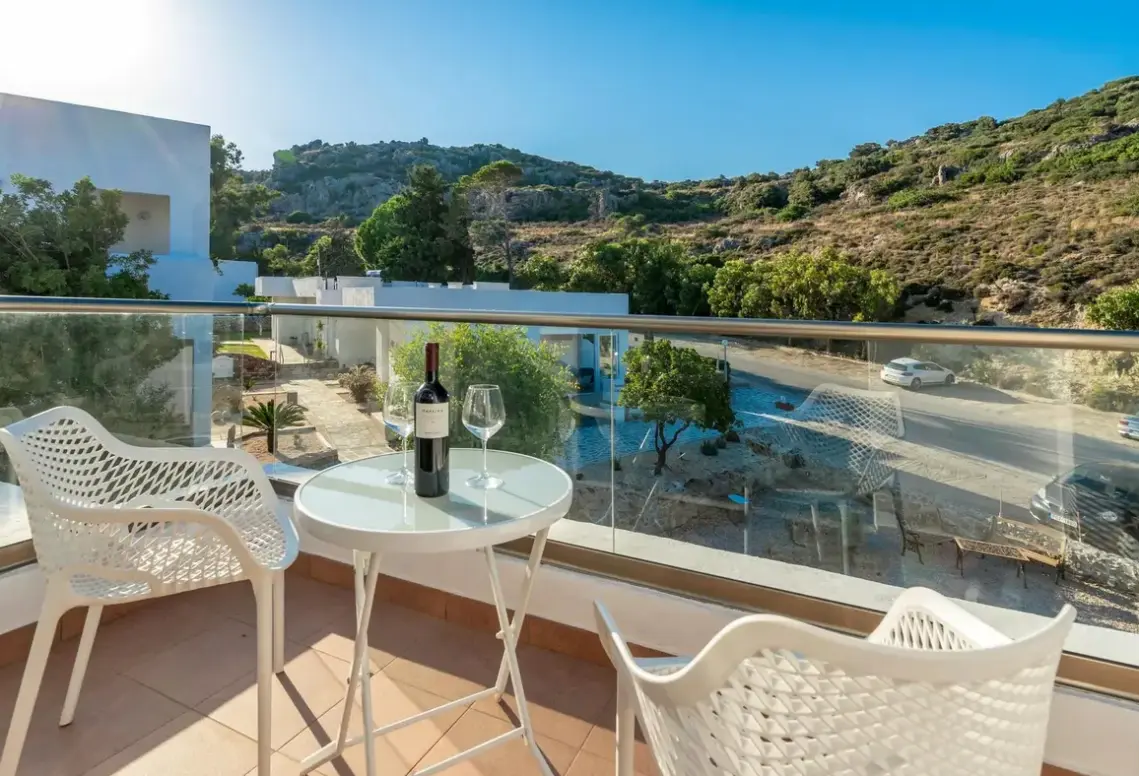 Widok z hotelu Ladiko Suites