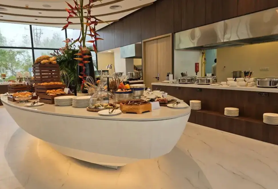 Restauracja i jedzenie w hotelu Laya Resort Phuket Island