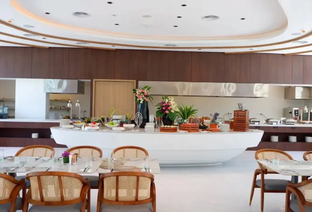 Restauracja i jedzenie w hotelu Laya Resort Phuket Island