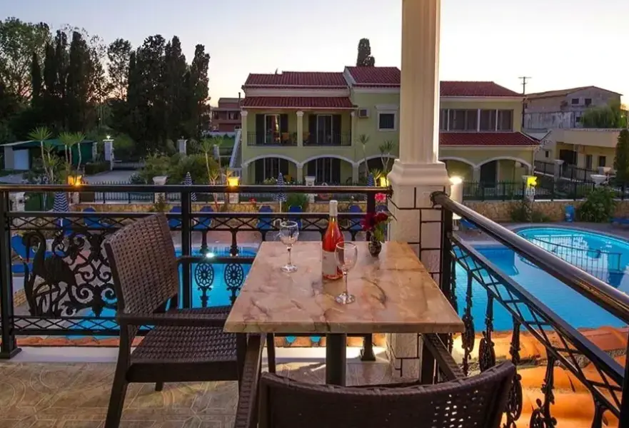 Basen w hotelu Makis Studios and Apartments