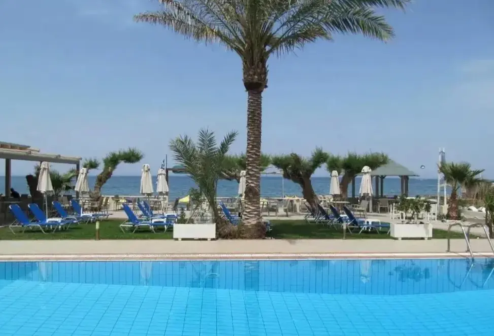 Basen w hotelu Malliotakis Beach