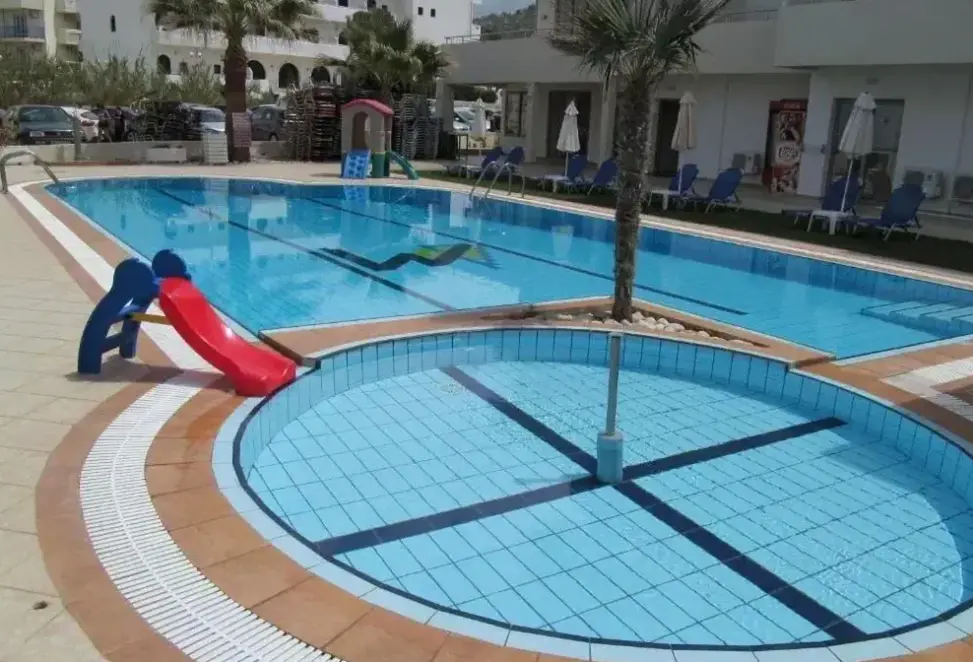 Basen w hotelu Malliotakis Beach