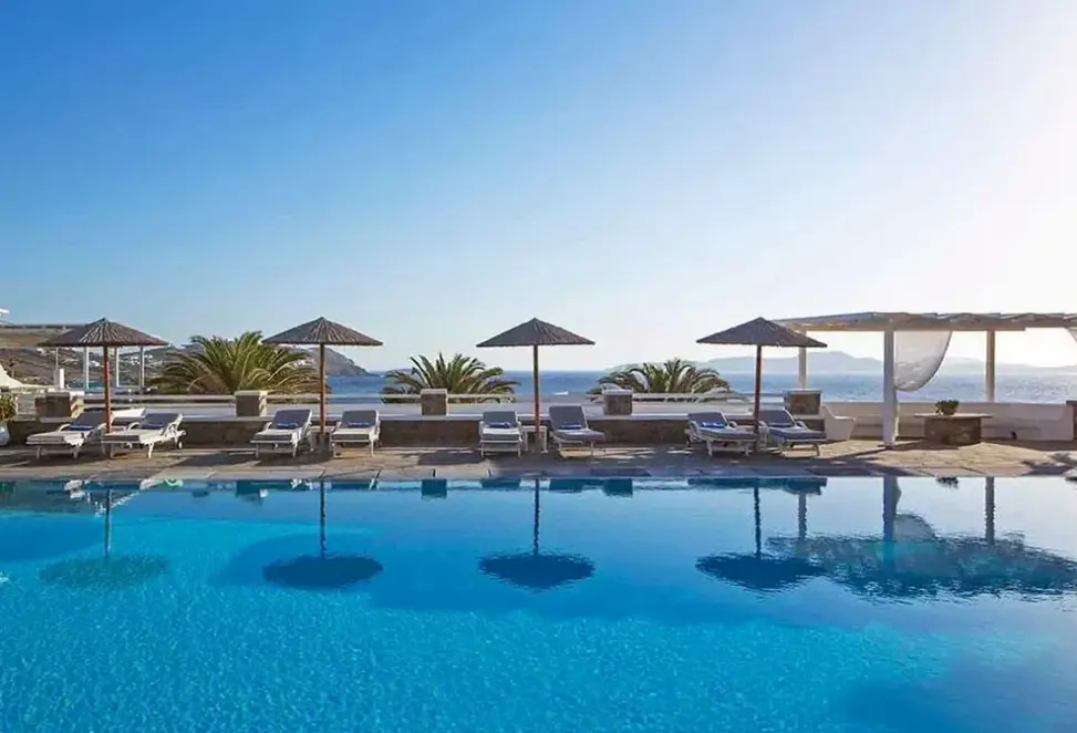 Basen w hotelu Manoulas Beach (Mykonos)