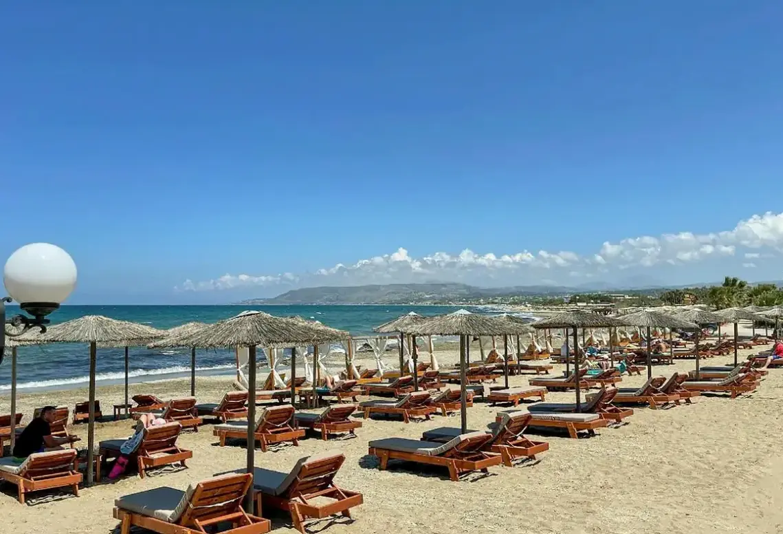 Plaża przy hotelu Mare Blue & Suites