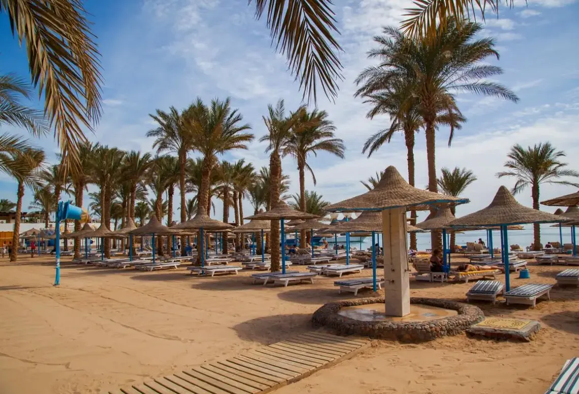 Plaża przy hotelu Marlin Inn Azur Resort