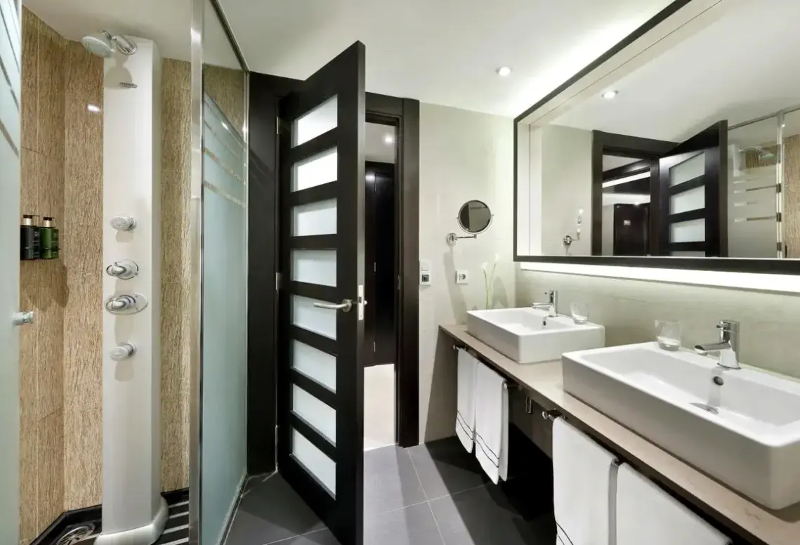 Łazienka w pokoju hotelu Melia Barcelona Sarria