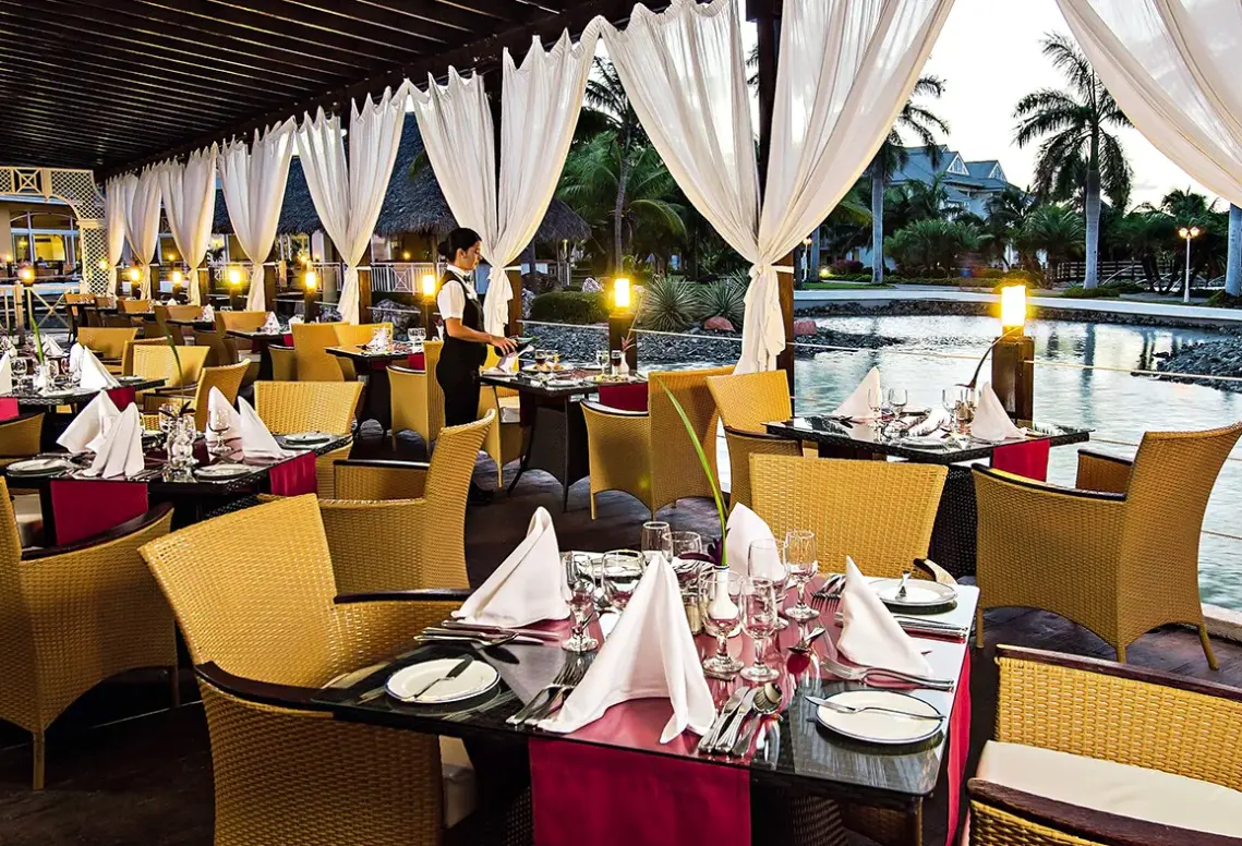 Restauracja i jedzenie w hotelu Melia Peninsula