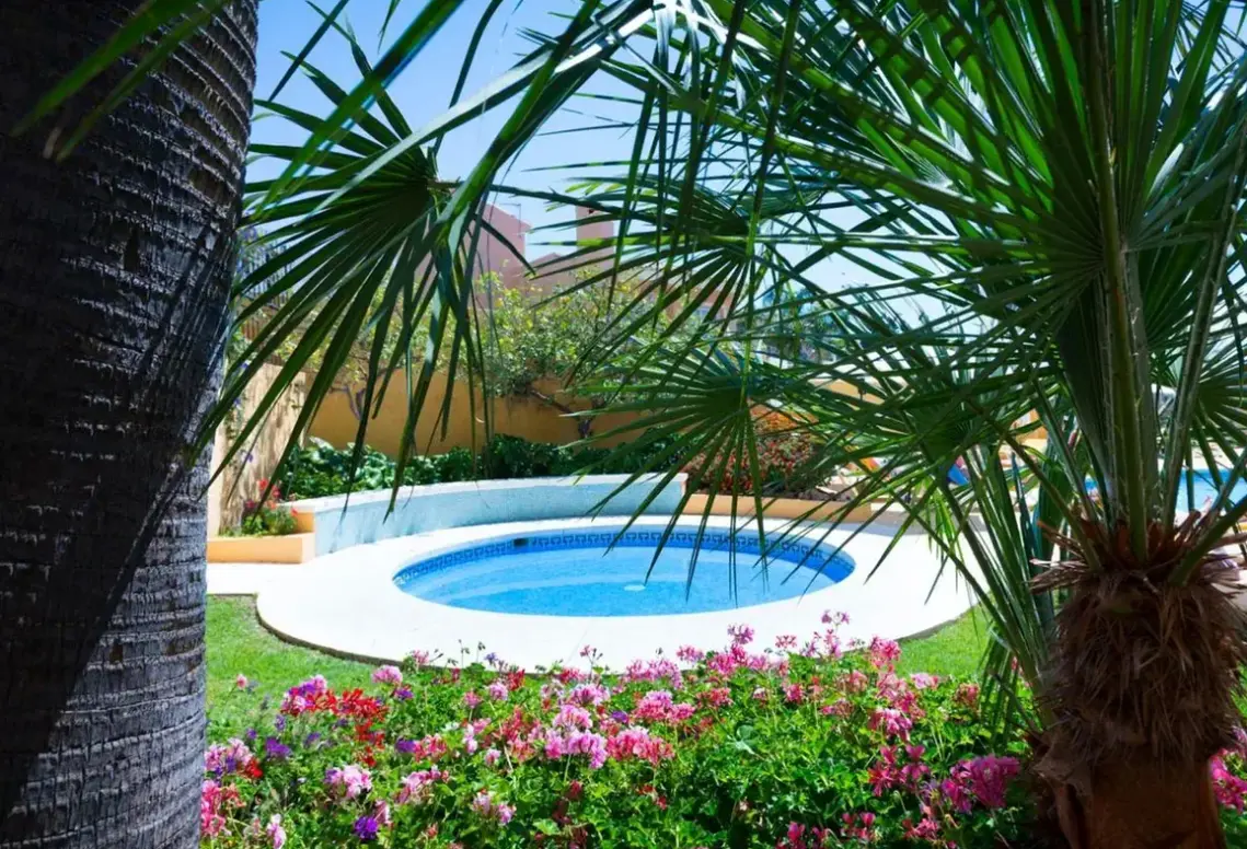 Basen w hotelu Monarque Torreblanca