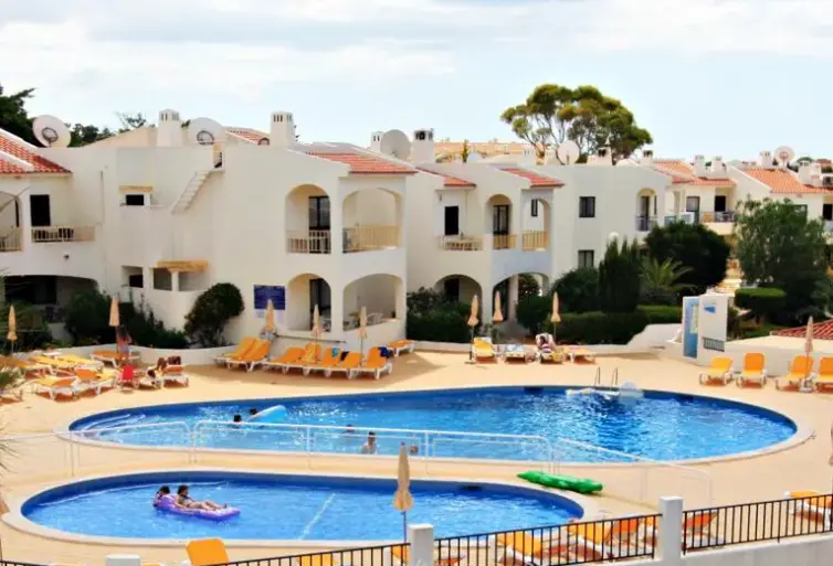 Basen w hotelu Monte Dourado