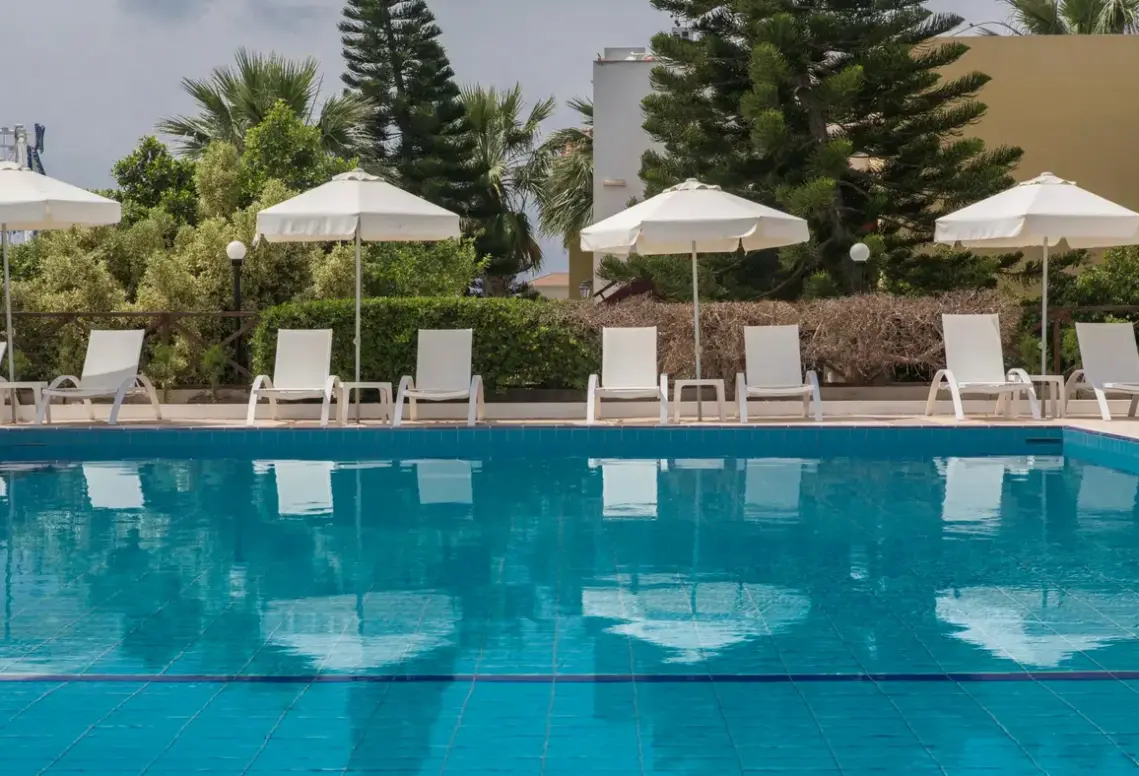 Basen w hotelu Napa Tsokkos