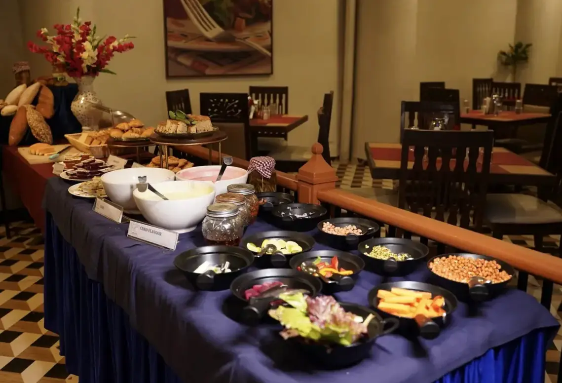 Restauracja i jedzenie w hotelu Neelams The Grand
