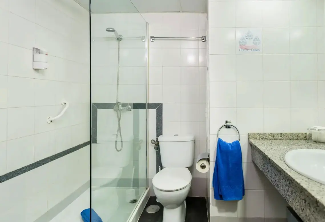 Łazienka w pokoju hotelu New Folias (ex. Aparthotel Folias)