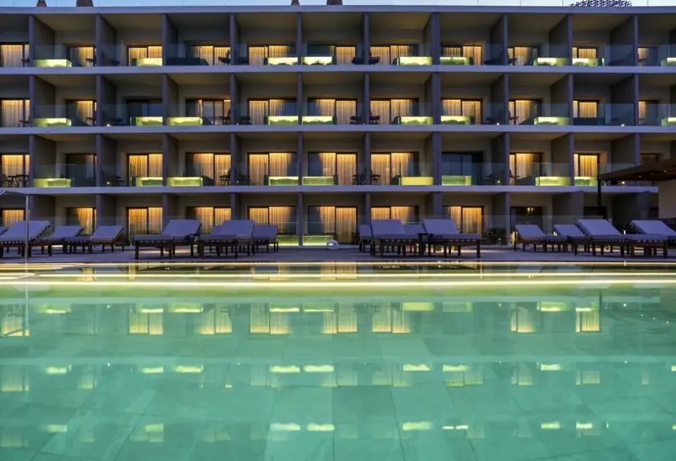 Basen w hotelu Niko Seaside Resort Crete MGallery