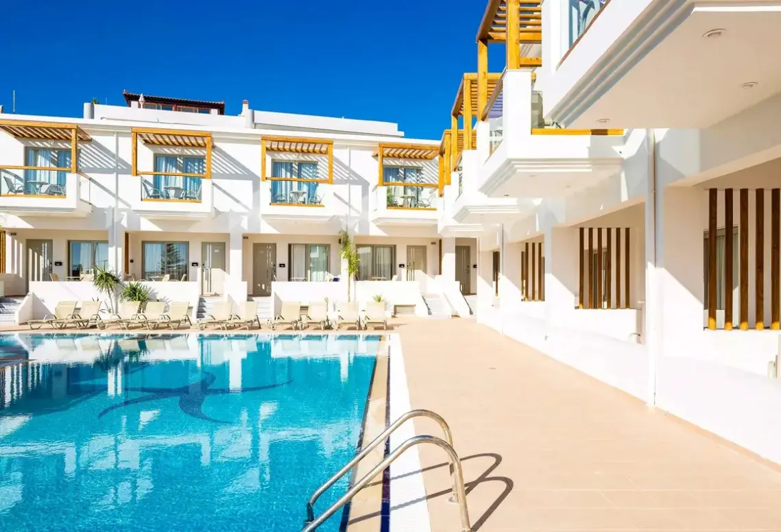 Basen w hotelu Nostos Beach Boutique