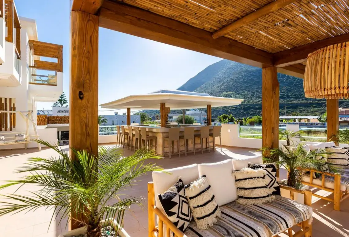 Restauracja i jedzenie w hotelu Nostos Beach Boutique