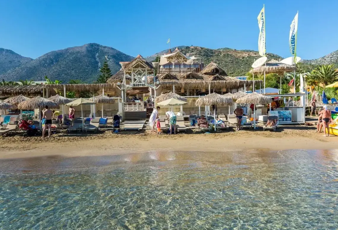 Plaża przy hotelu Nostos Beach Boutique