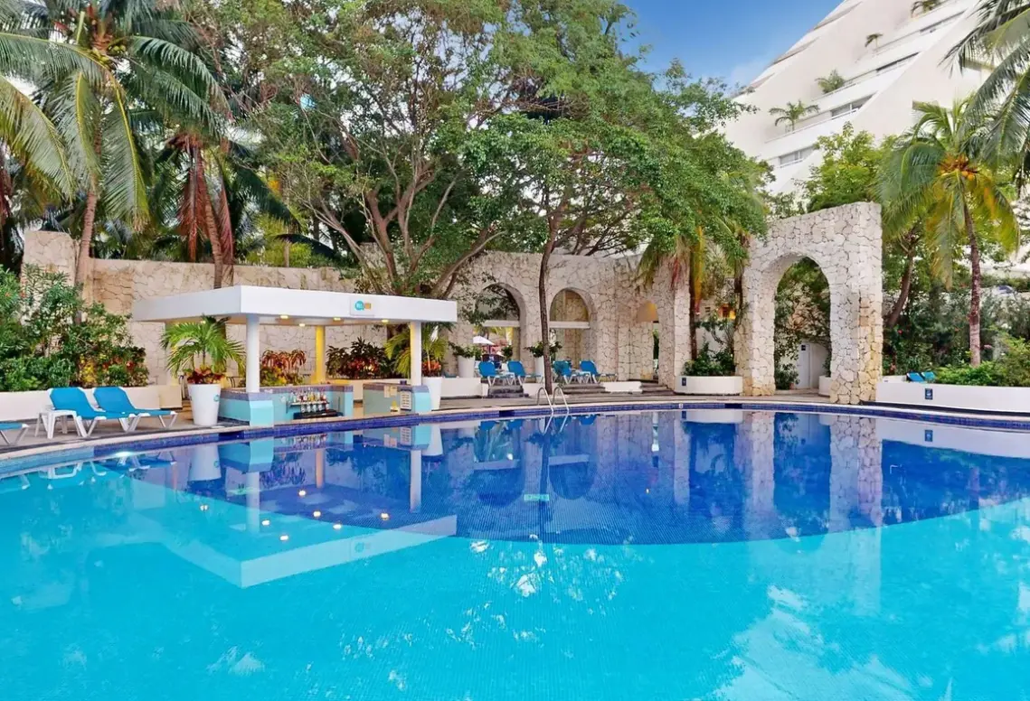 Basen w hotelu Oasis Sens