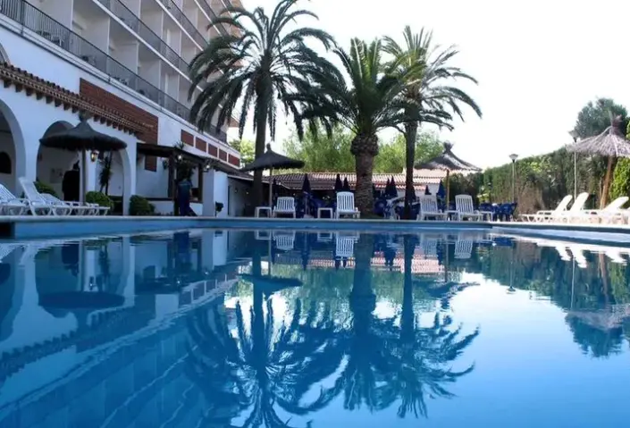 Basen w hotelu Ohtels San Salvador