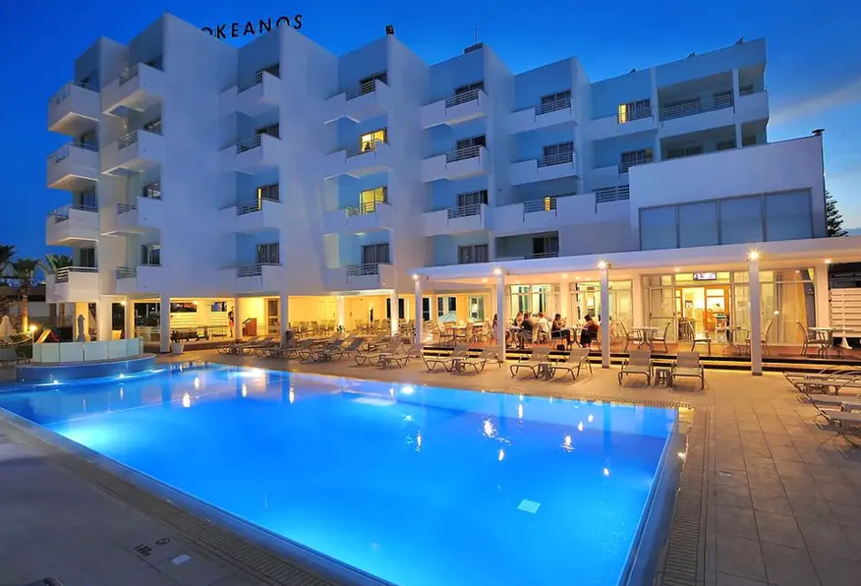Basen w hotelu Okeanos Beach