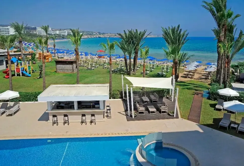Basen w hotelu Okeanos Beach