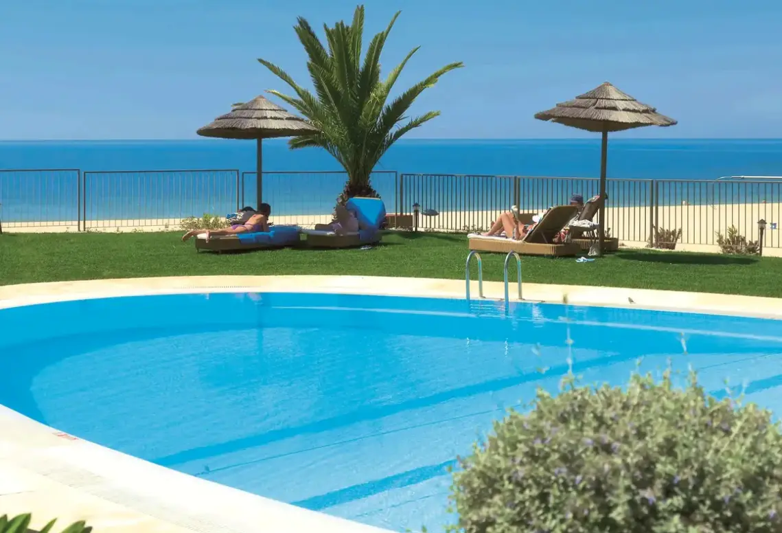 Basen w hotelu Oriental Beach