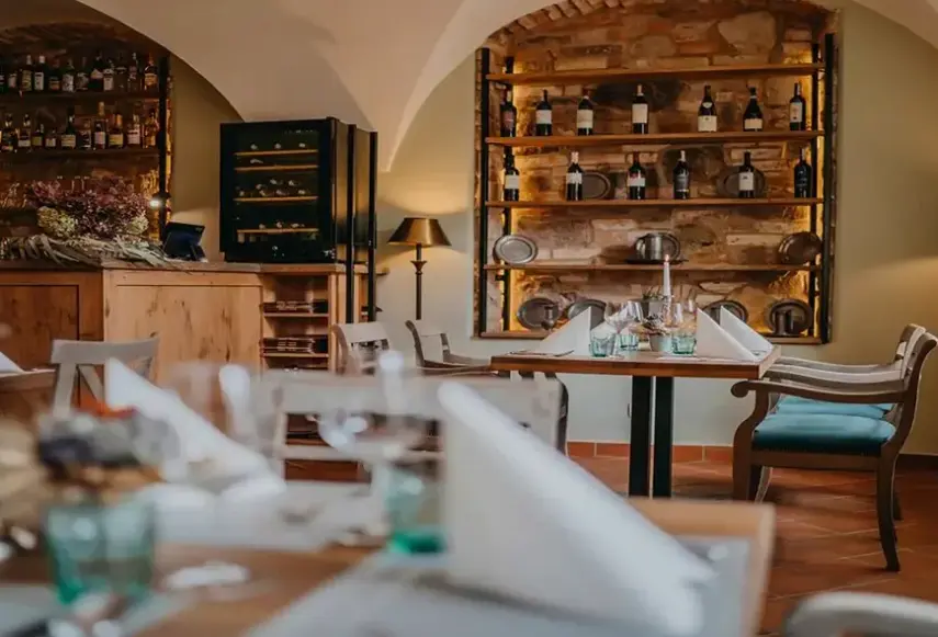 Restauracja i jedzenie w hotelu Pałac Łomnica
