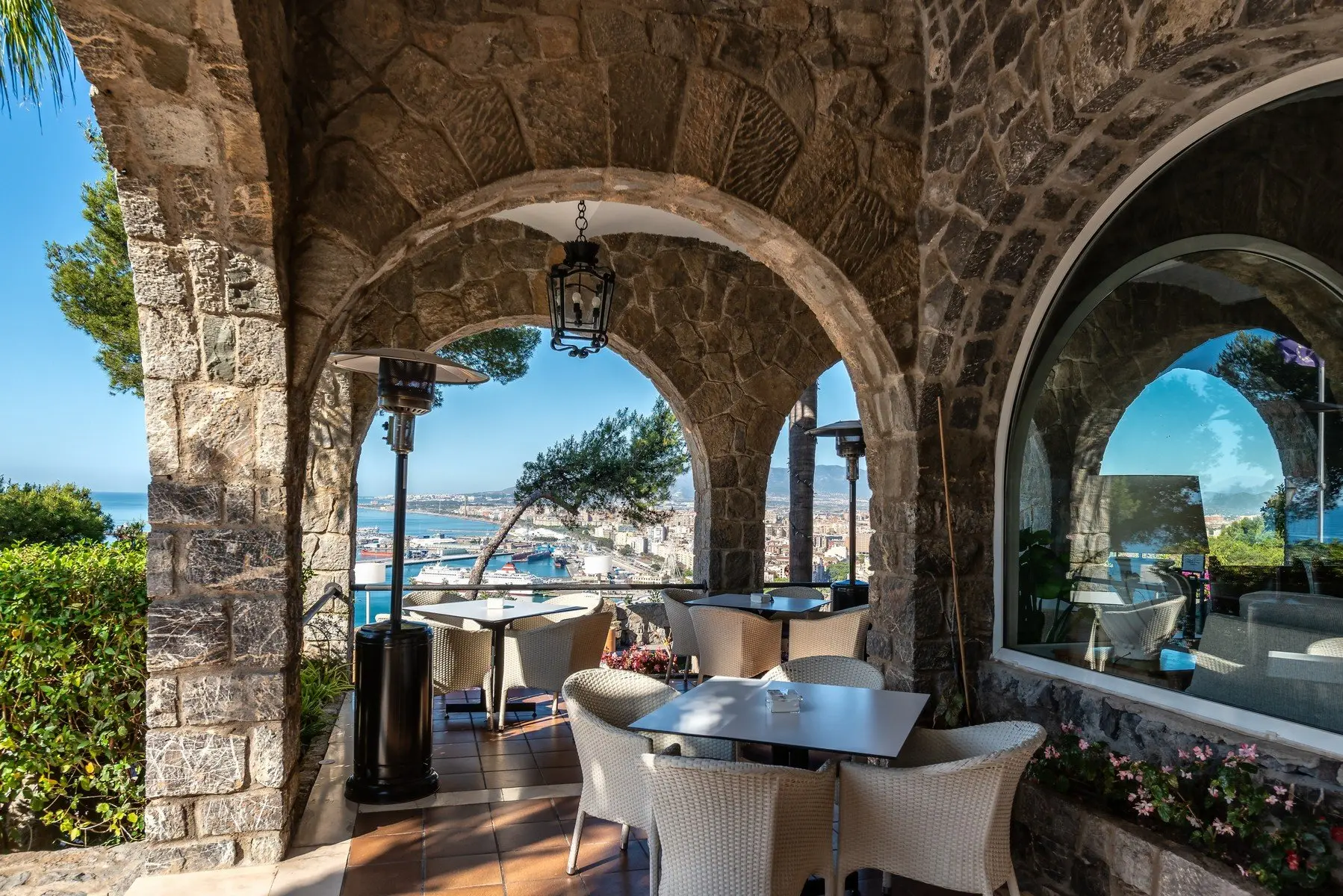 Restauracja i jedzenie w hotelu Parador de Malaga Gibralfaro