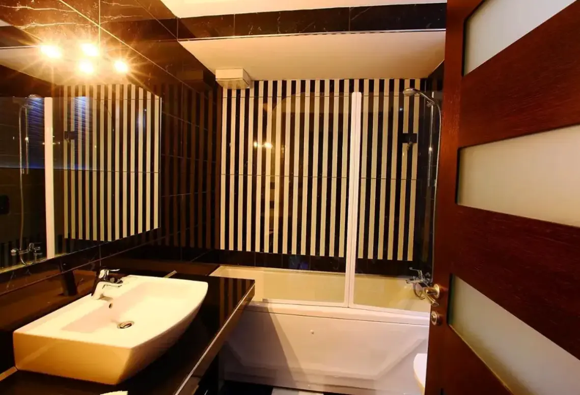 Łazienka w pokoju hotelu Partner (Vlorë)