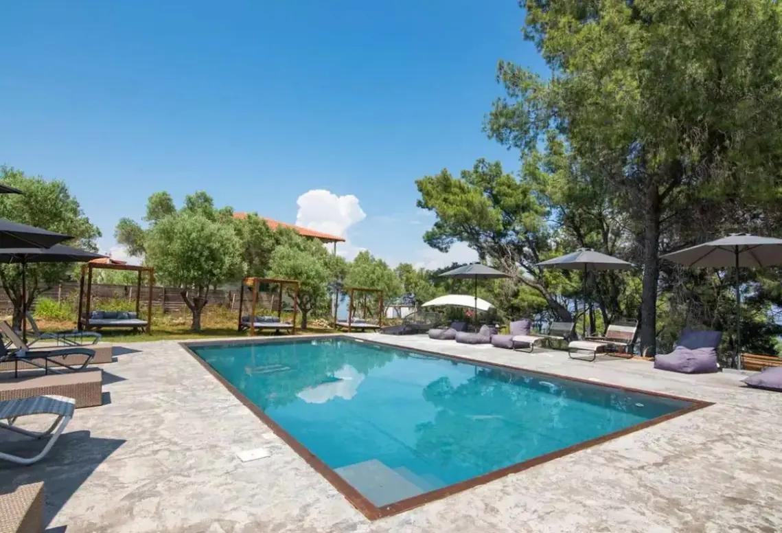 Basen w hotelu Pefkon Boutique