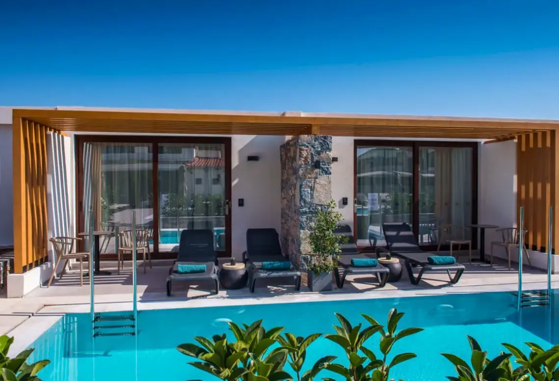 Basen w hotelu Petousis & Suites