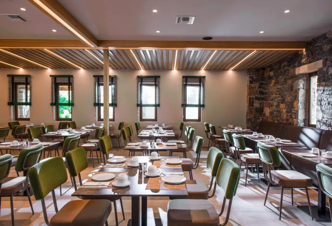 Restauracja i jedzenie w hotelu Petousis & Suites