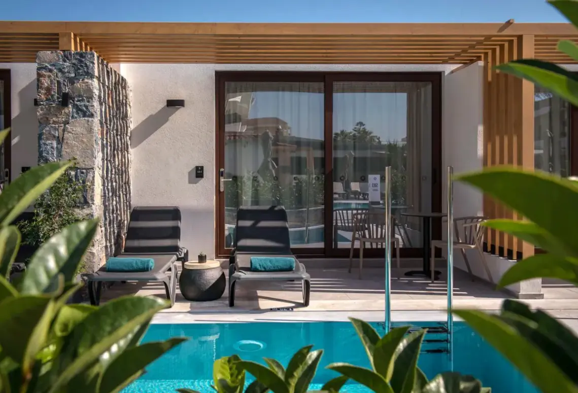 Basen w hotelu Petousis & Suites