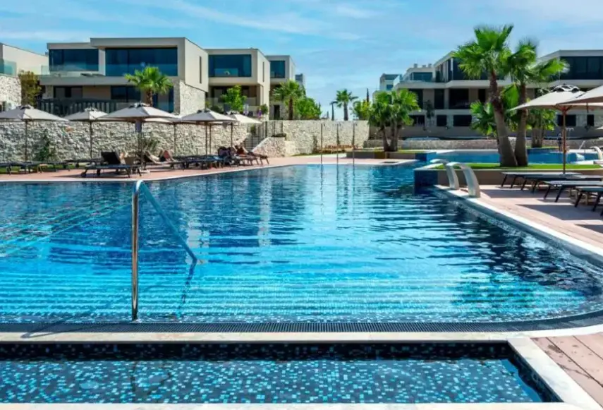 Basen w hotelu Petram Resort & Residence