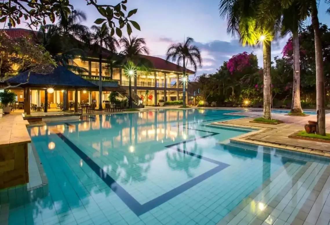 Basen w hotelu Plagoo Holiday