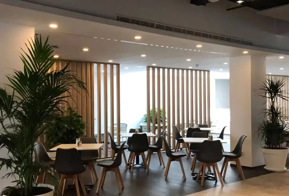 Restauracja i jedzenie w hotelu Planet One