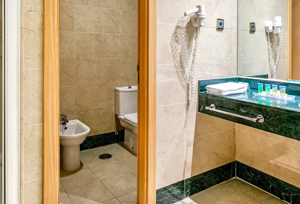 Łazienka w pokoju hotelu Playacartaya Spa