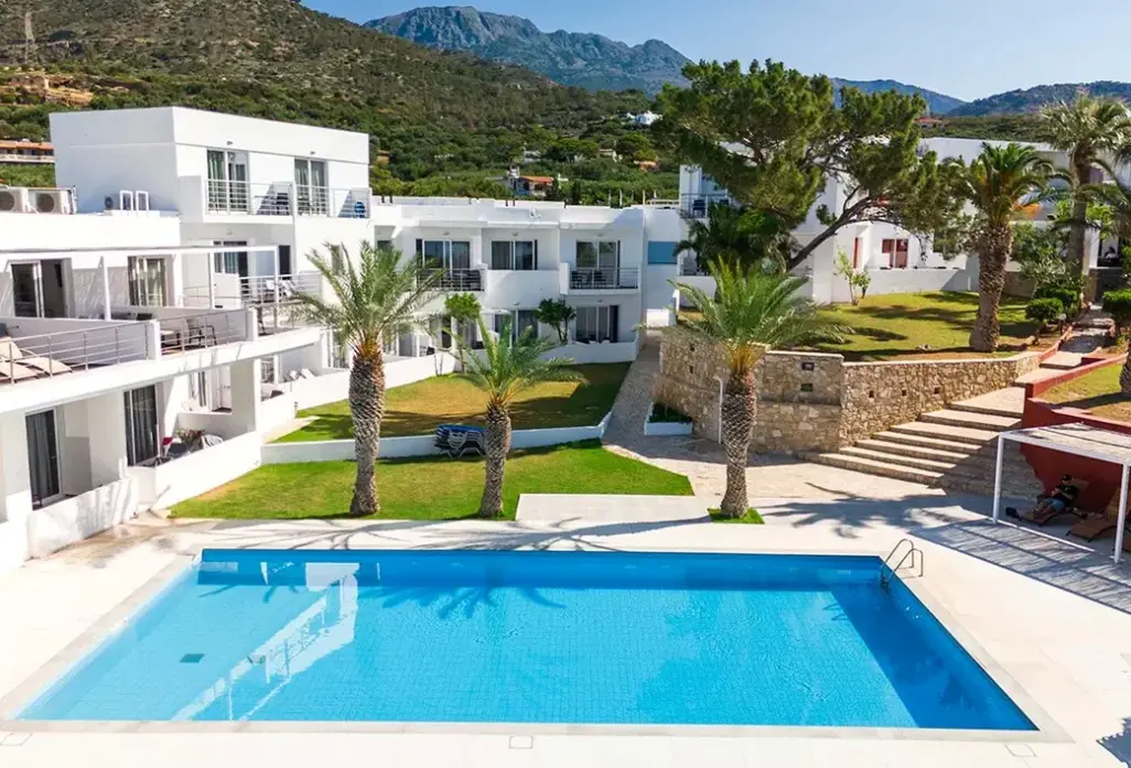 Basen w hotelu Porto Belissario