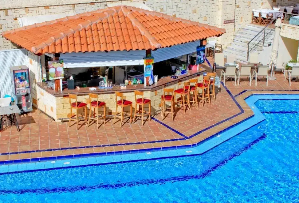 Basen w hotelu Porto Kalamaki