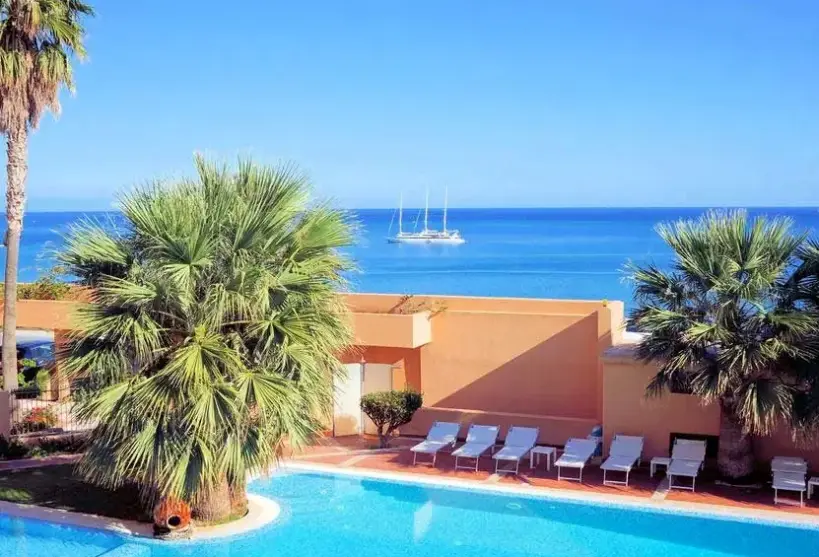 Basen w hotelu Punta Nord Est