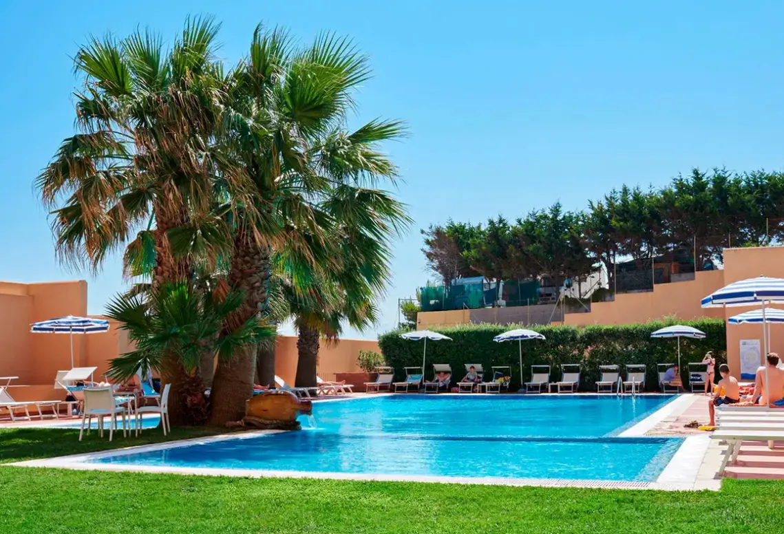 Basen w hotelu Punta Nord Est