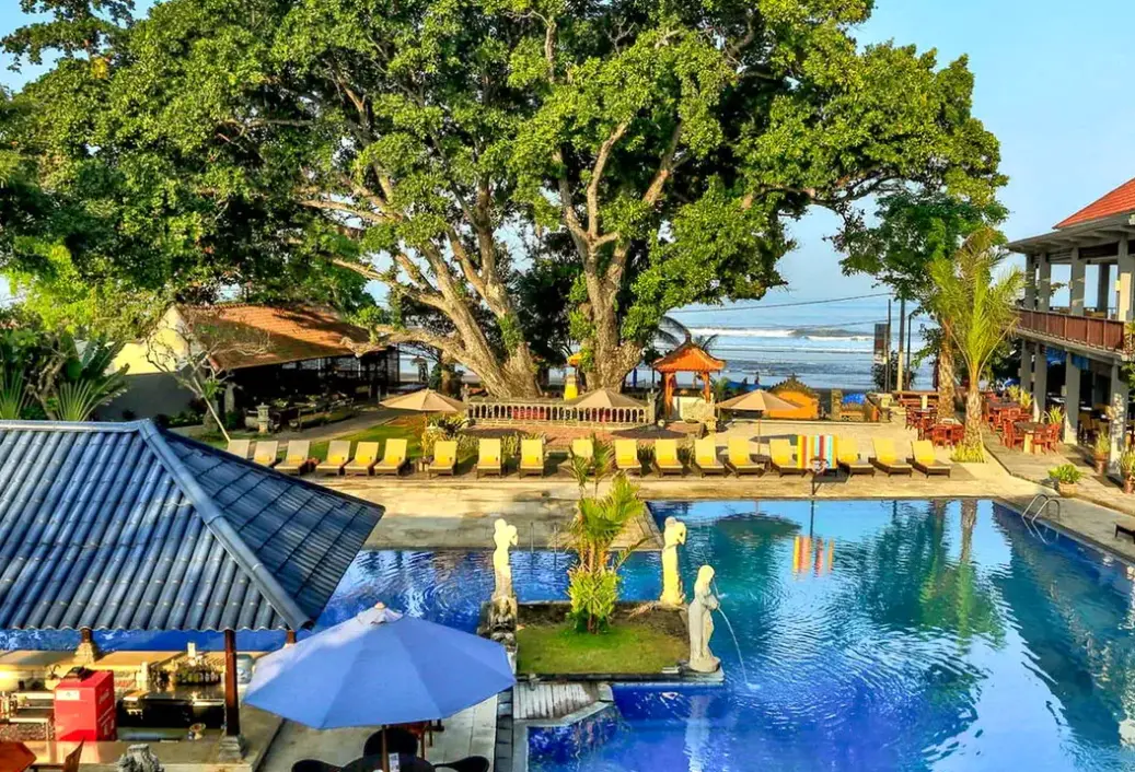 Basen w hotelu Puri Saron Seminyak