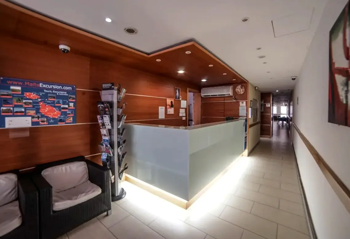 Lobby hotelu Qawra Point Holiday Complex