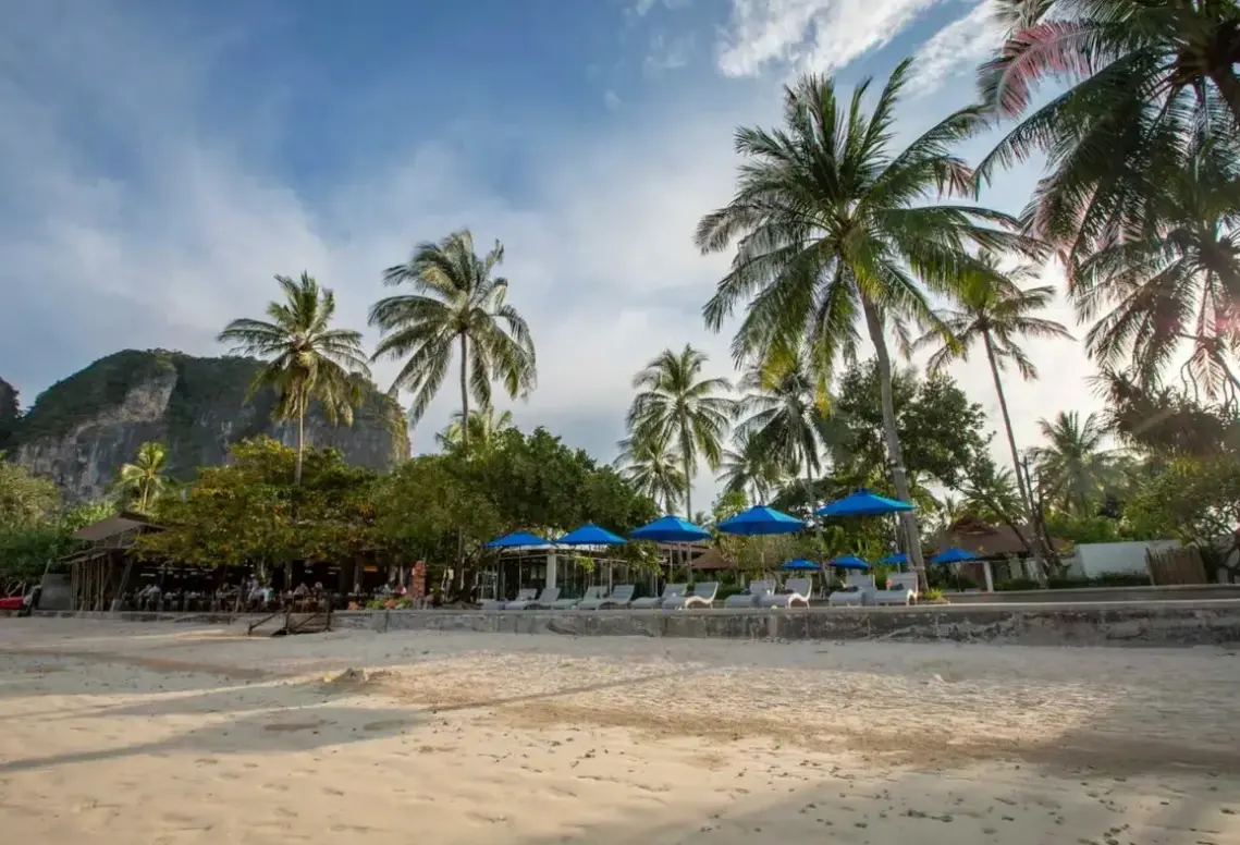 Plaża przy hotelu Railay Bay Resort & Spa