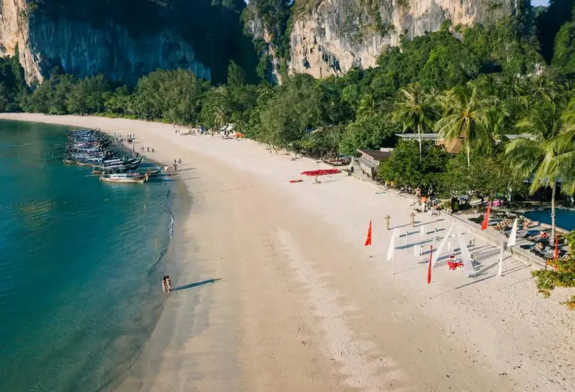 Plaża przy hotelu Railay Bay Resort & Spa