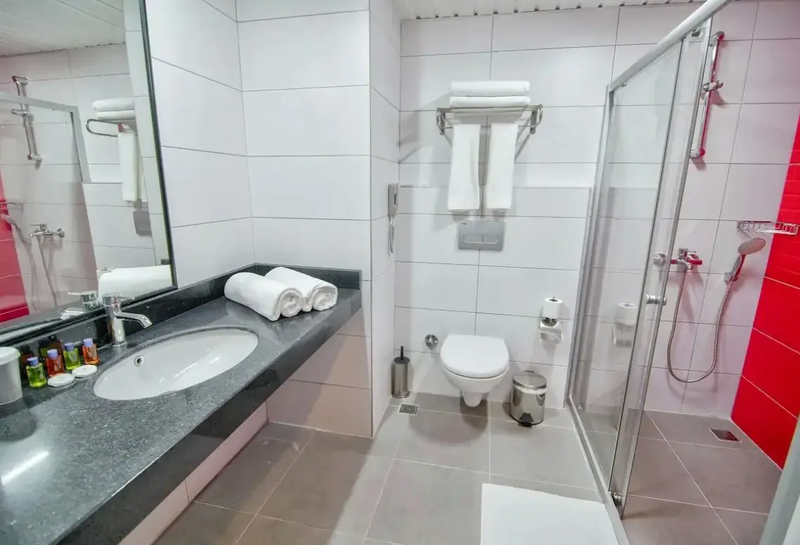 Łazienka w pokoju hotelu Ramira City (ex Karat)