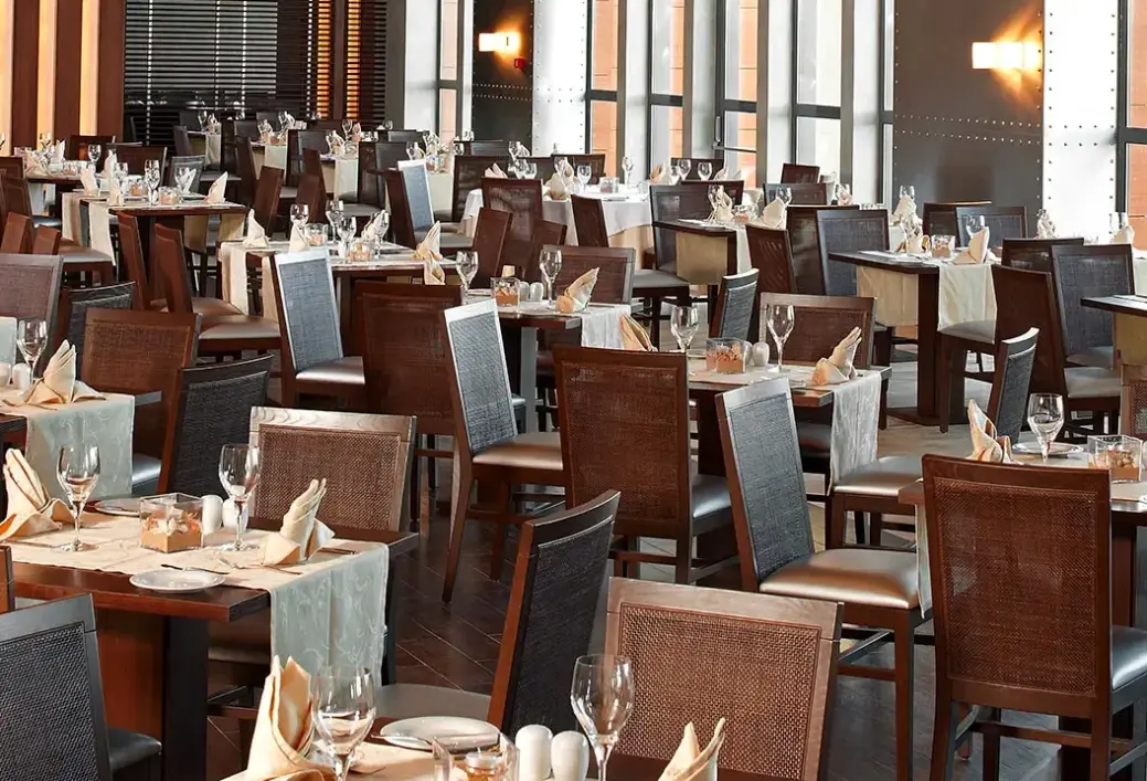 Restauracja i jedzenie w hotelu Real Marina