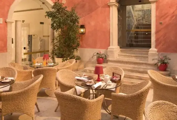 Restauracja i jedzenie w hotelu Real Palacio