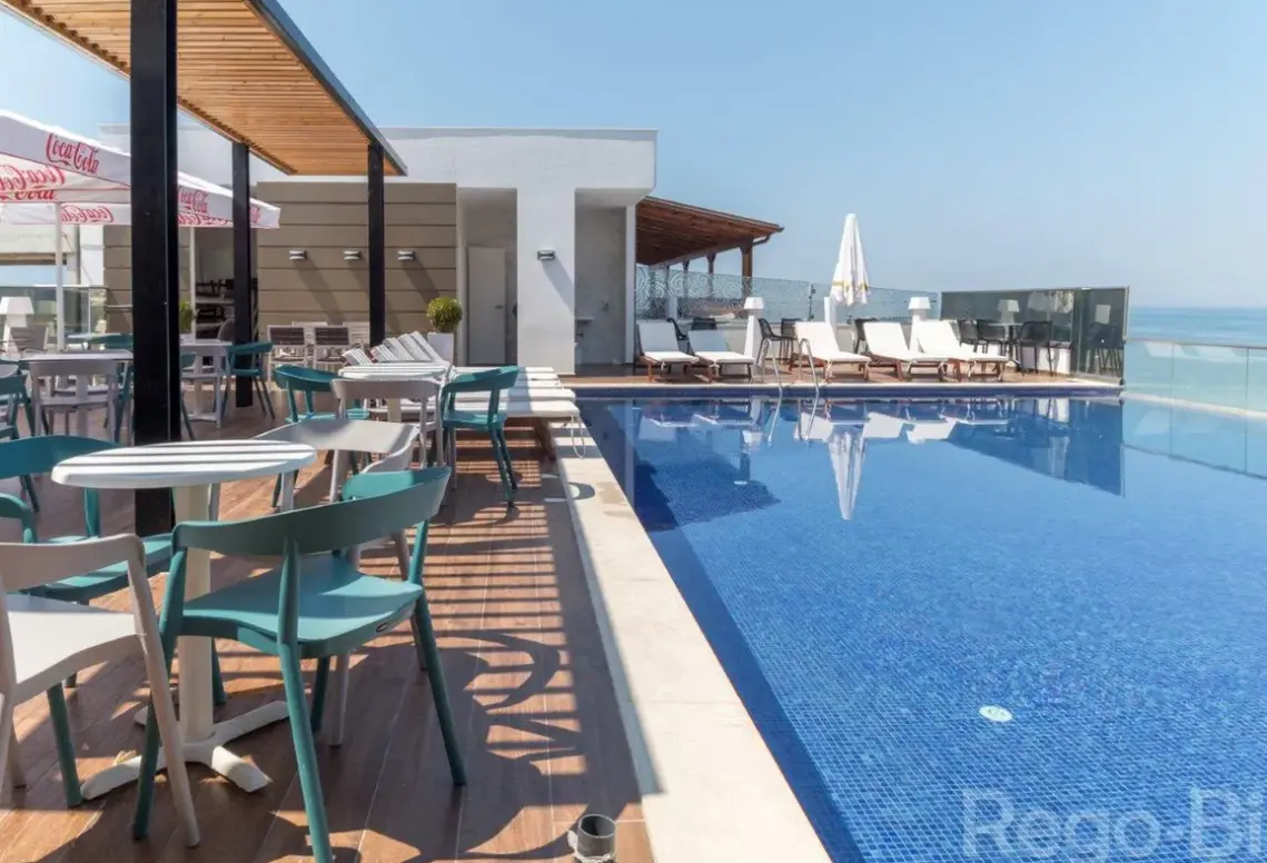 Basen w hotelu Regina City (Vlora)